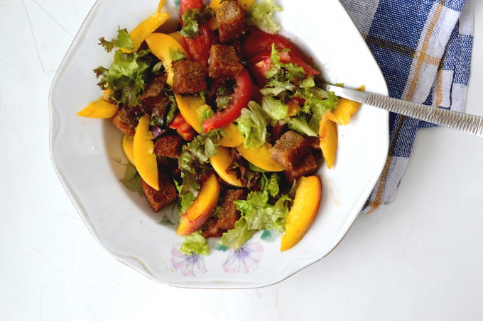 Как приготовить томатный салат с персиками и гренками