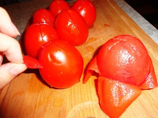 Снятие кожицы с помидоров