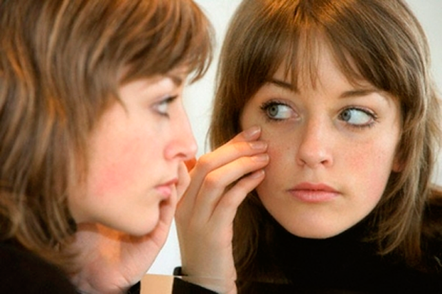 How to treat red rash around eyes