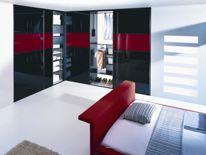Wardrobes with glass doors: pros and cons