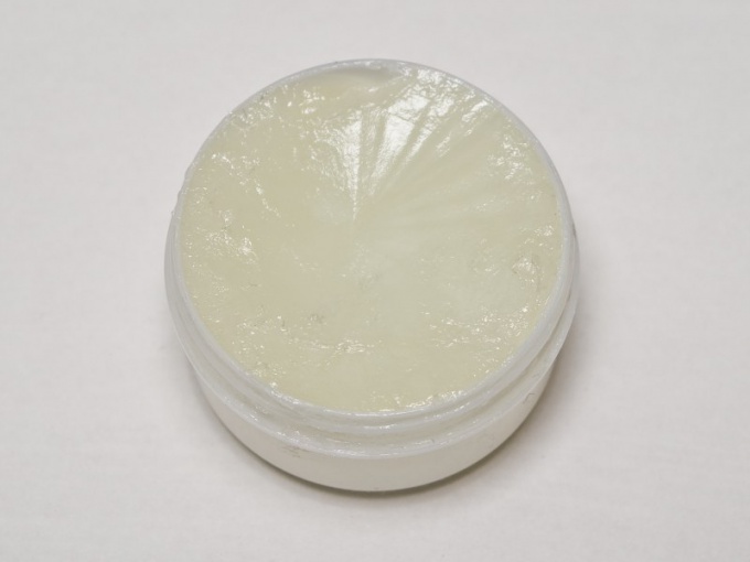 Ointments are applied after the antiseptic treatment of the oral cavity