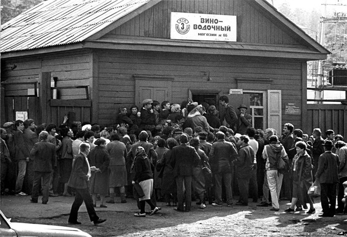 Начало перестройки: очередь за водкой