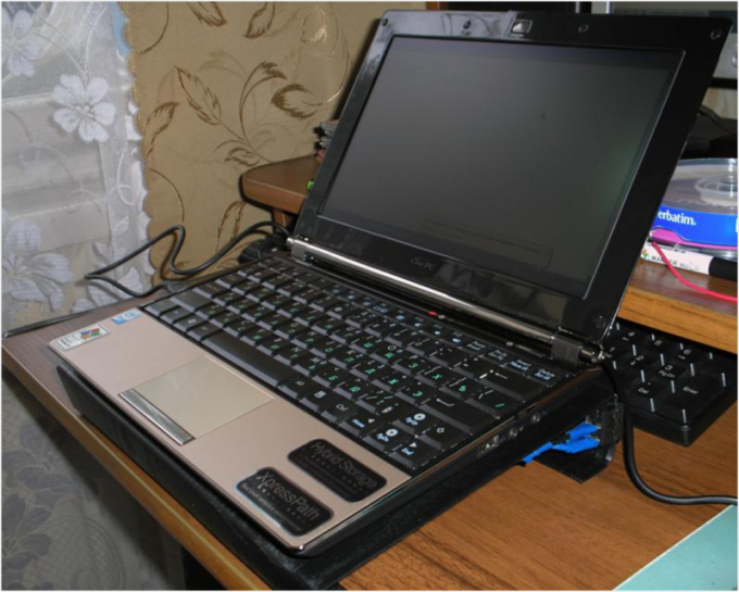 Cooling pad for laptop with their hands