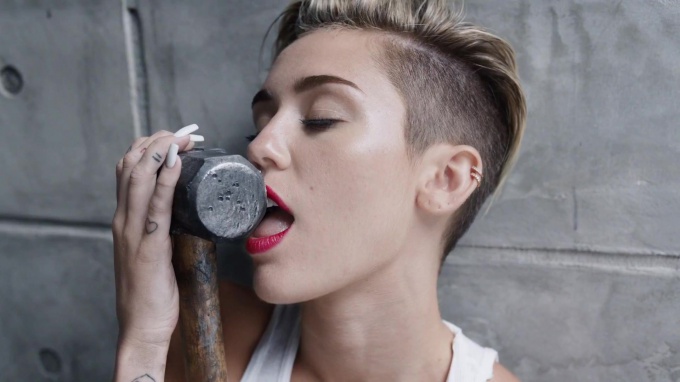 Фото из клипа на песню "Wrecking Ball"