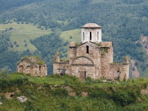 Сколько лет самой древней церкви и где она расположена