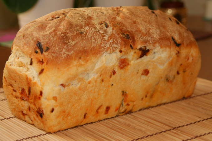 Как приготовить хлеб с чесноком, базиликом и помидорами
