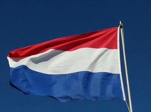 Флаг Нидерландов развевающийся на ветру