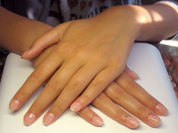 What are the benefits of strengthening natural nails with gel 