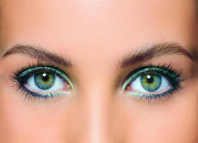 Зеленые глаза болотного оттенка.
