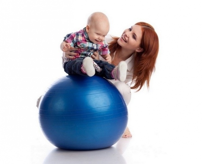 Упражнения на мяче для грудничков – полезно и весело 