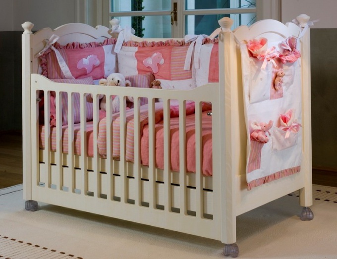 Как выбрать недорогую детскую кроватку 