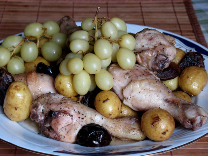 Курица с сухофруктами и виноградом