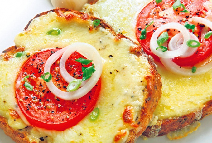 Горячие бутерброды с сыром, чесноком и помидорами