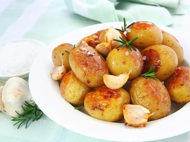 How to cook round potatoes with sour cream and greens 