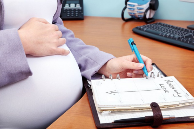 Работодатель обязан перевести беременную женщину на легкую работу