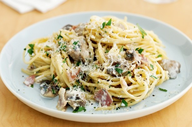 What to cook to spaghetti, chicken, cheese, sour cream and mushrooms