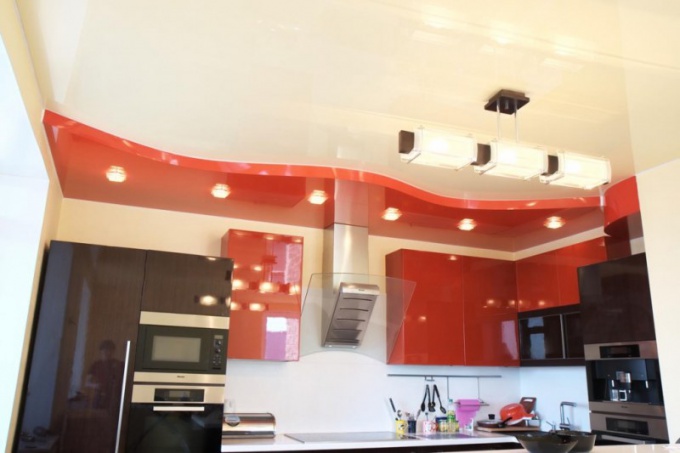 Можно ли устанавливать натяжные потолки на кухне