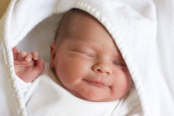 Гноятся глаза у новорожденного: причины и лечение 