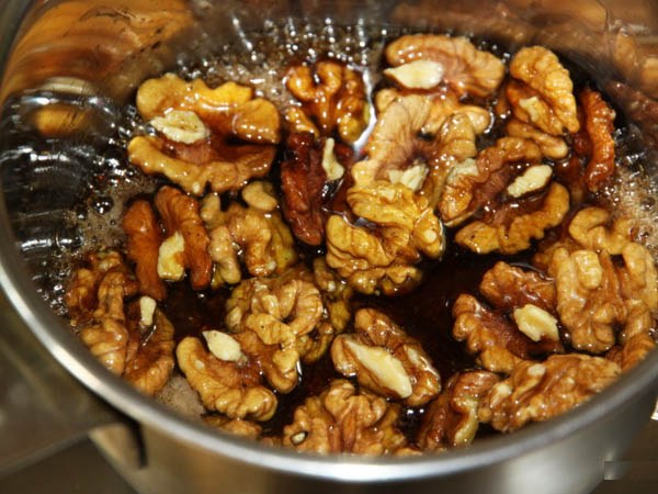 Walnuts with honey: what disease help
