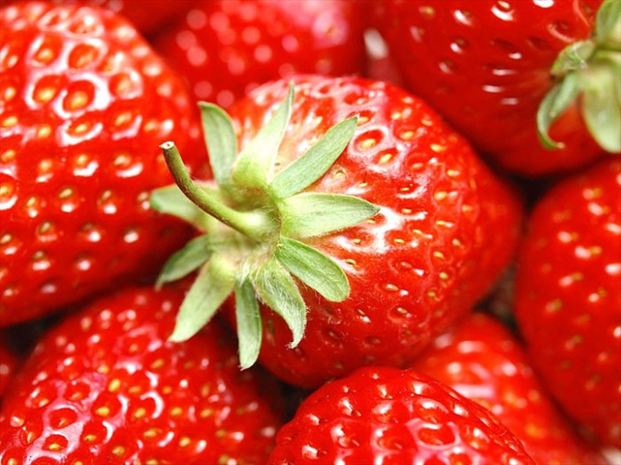 How to freeze strawberries for the winter: subtleties, nuances and recipes