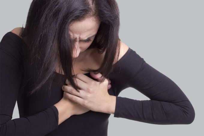 Пронзающие боли в груди - симптом многих заболеваний