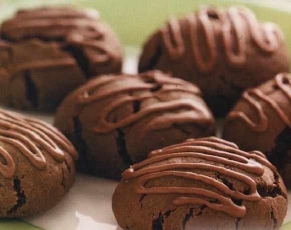 Шоколадное печенье с миндальной глазурью