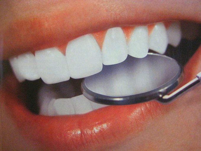 Съемные зубные протезы требуют еще большего ухода, чем собственные зубы