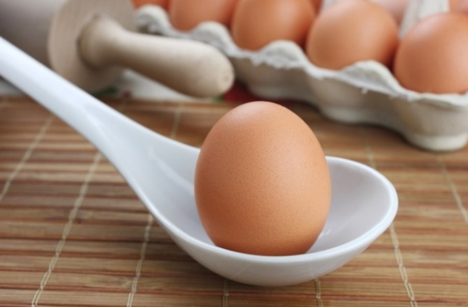 Чтобы определить готовность яйца, раскрутите его