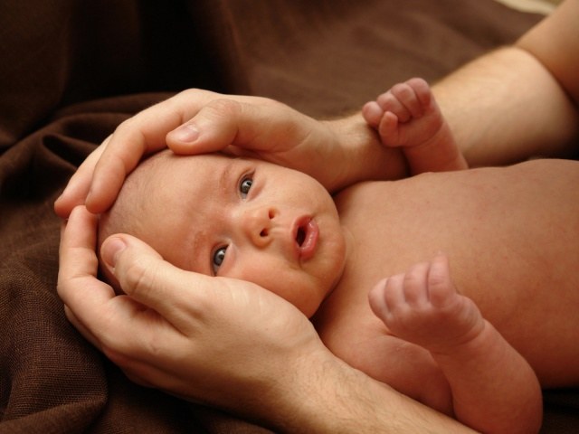 Снять испуг у младенца можно разными способами