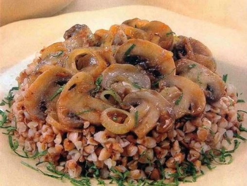 Гречневая каша с грибами в сметанном соусе