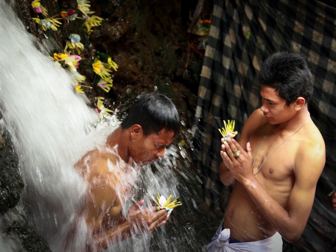Обряд духовного очищения на Бали