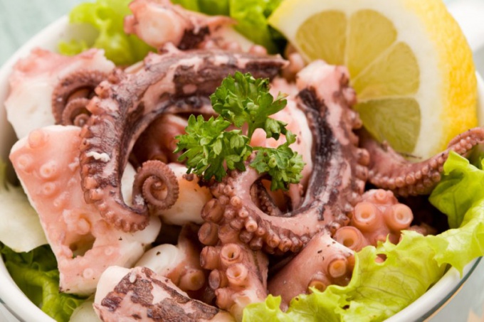 Как приготовить салат из маринованных осьминогов