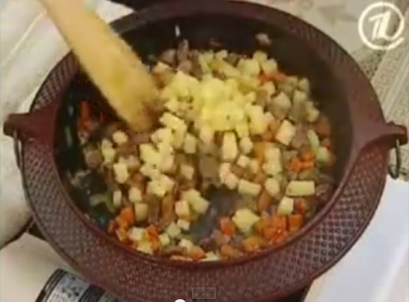 Сначала нарезаем кубиками морковь и отправляем её к мясу, затем картофель и тоже соединяем его с мясом.  Всё солим и перемешиваем. 
