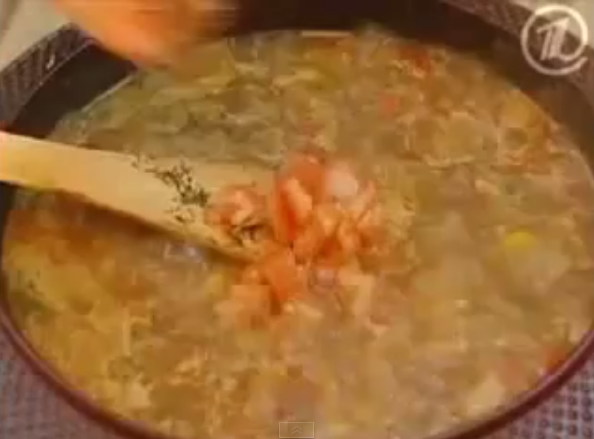 Измельчаем томаты, они готовятся быстро, поэтому добавим их в самом конце.  Доводим блюдо до готовности.