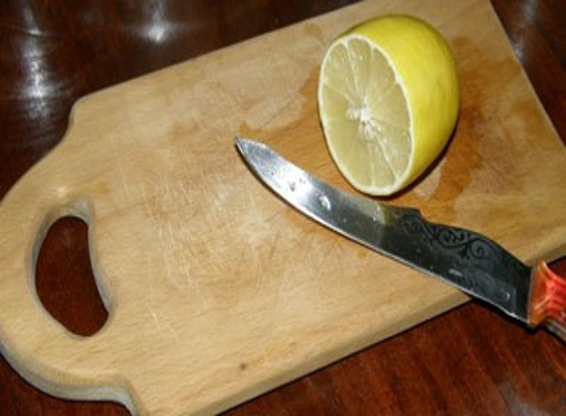 How to clean a wooden cutting Board