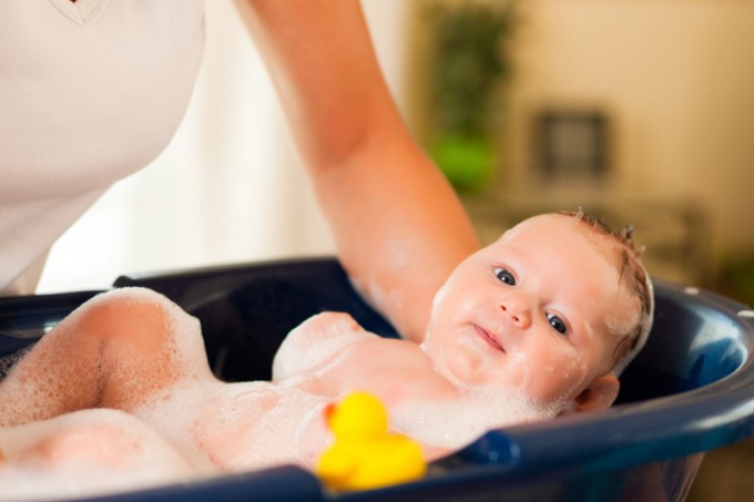 Как организовать первое купание новорожденного дома 