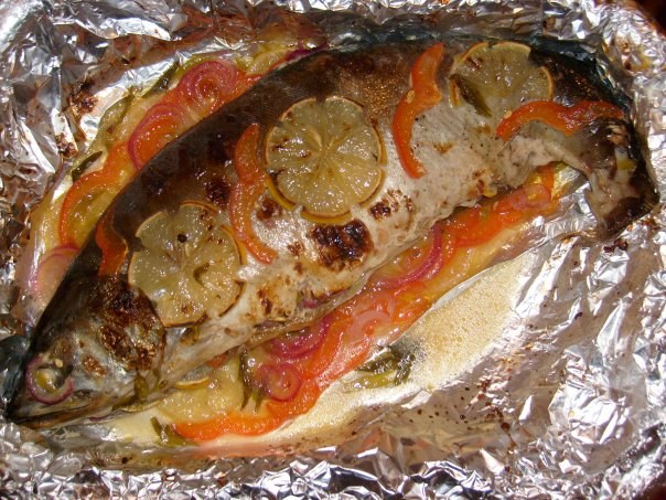 Горбуша, запеченная в фольге в духовке, с овощами и тертым сыром