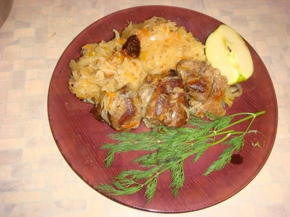 Duck stewed with cabbage.