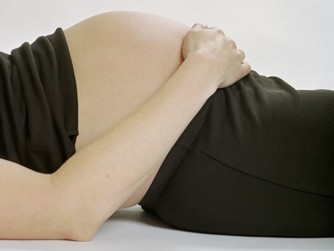На каком строке беременности впервые можно ощутить движения плода