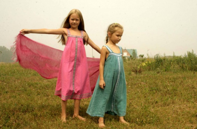 Универсальный предмет гардероба – сарафаны для девочек 