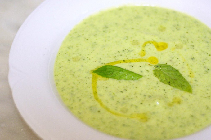 Как приготовить холодный суп с йогуртом, помидорами и базиликом