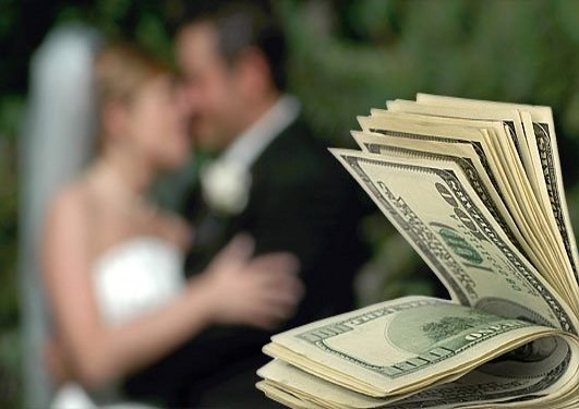 Как лучше подарить деньги на свадьбе