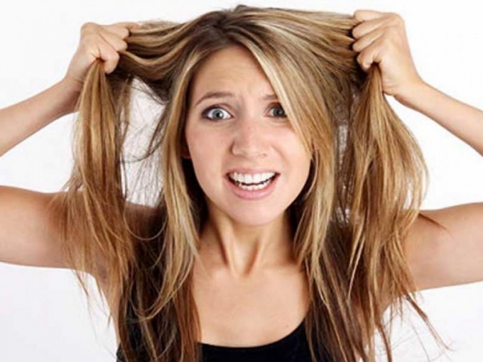 Women's haircut cascade – the volume of the thin hair 