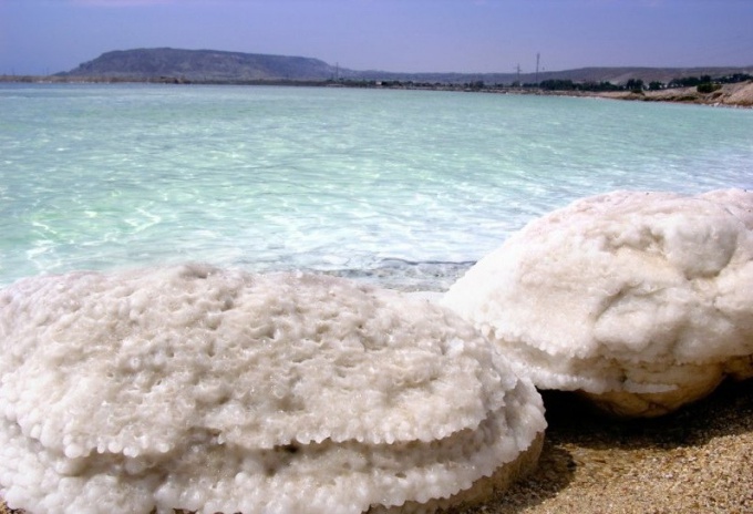Отложения морской соли на прибрежных камнях