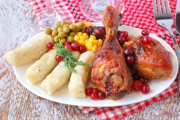 Из куриных окорочков можно приготовить изысканные блюда - настоящее украшение празничного стола 