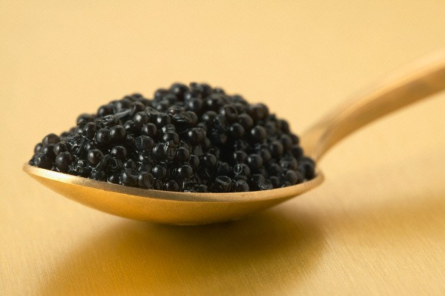 What to eat caviar 