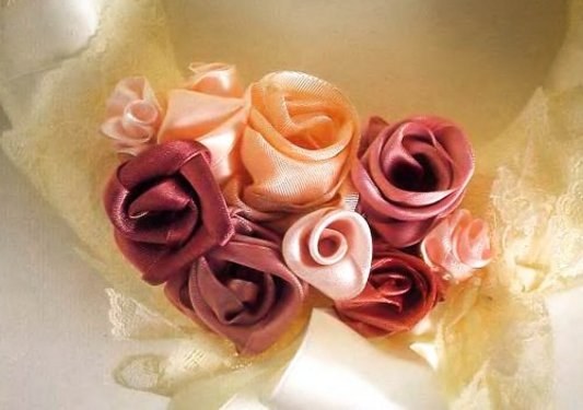 Розы из шелковой ткани