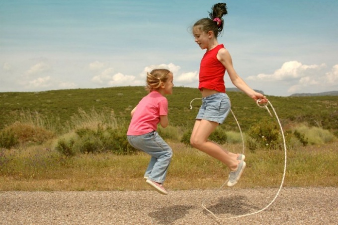 Lida, Lida, you're small, you should not have a skipping rope took
