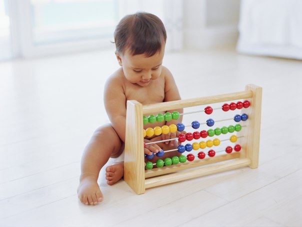 How to develop fine motor skills in the child under one year 