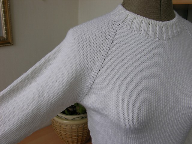 Линия реглан на пуловере четко видна